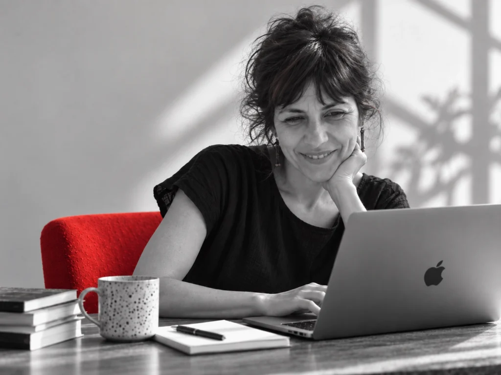 Diseñadora web trabajando en un proyecto web
